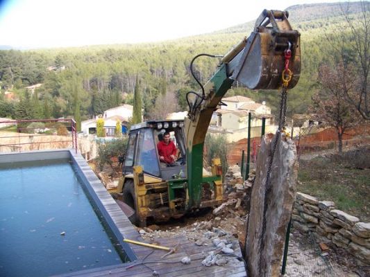 le tracto pelle portant les pierres pltes pour la création sur le beausset